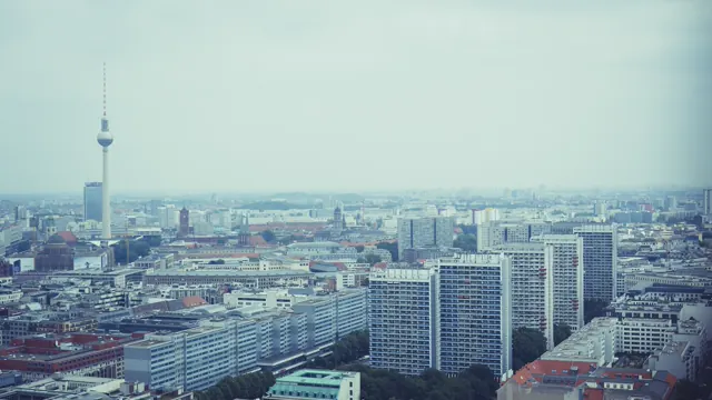 Berlins stadssilhuett med TV-tornet